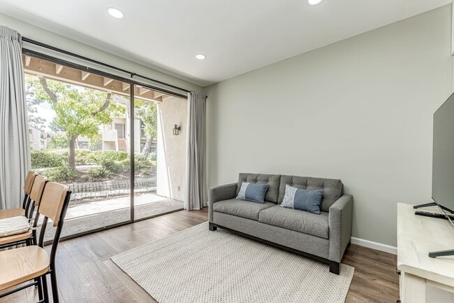 Building Photo - Modern 1 Bedroom Condo with Lakes in the c...