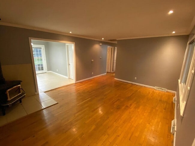 Foto del edificio - 3 Bed 1 Bath For Rent - Springfield