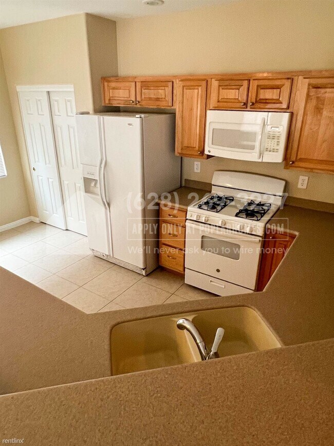 Building Photo - 3 br, 2.5 bath Townhome - 2348 Yellowstone...