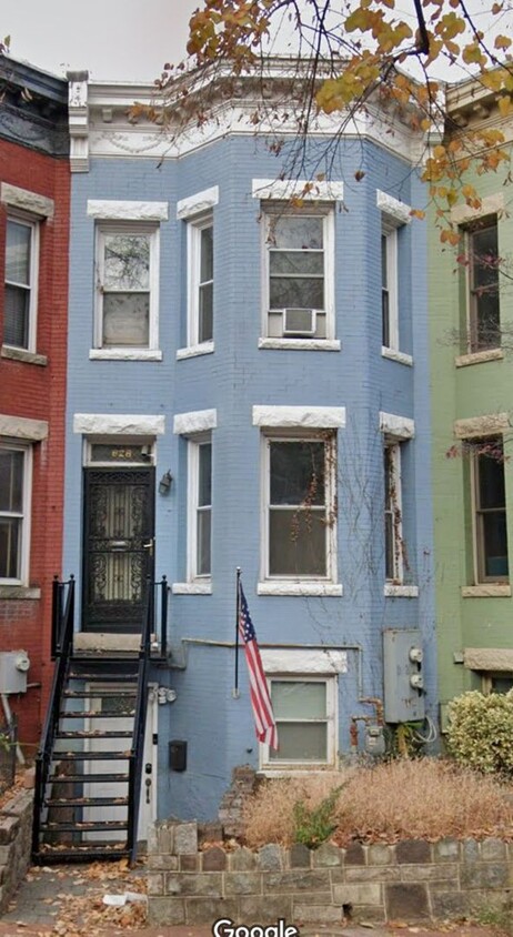 Primary Photo - Centrally Located 2 BR Townhouse with Den/...