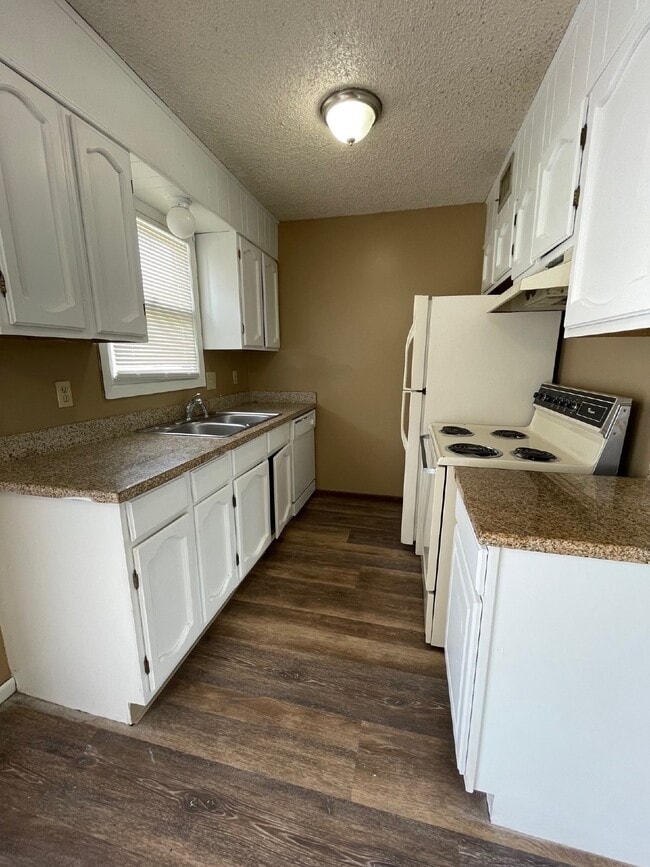 Building Photo - Modern 2 Bedroom, 1 bathroom downstairs ap...