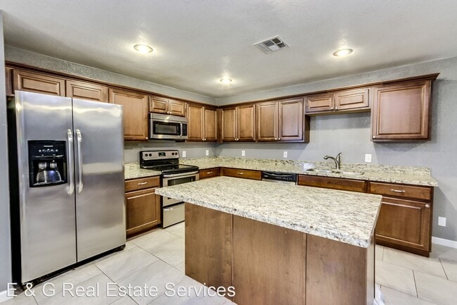 Foto del edificio - 5 br, 3 bath House - 1708 N Daffodil St