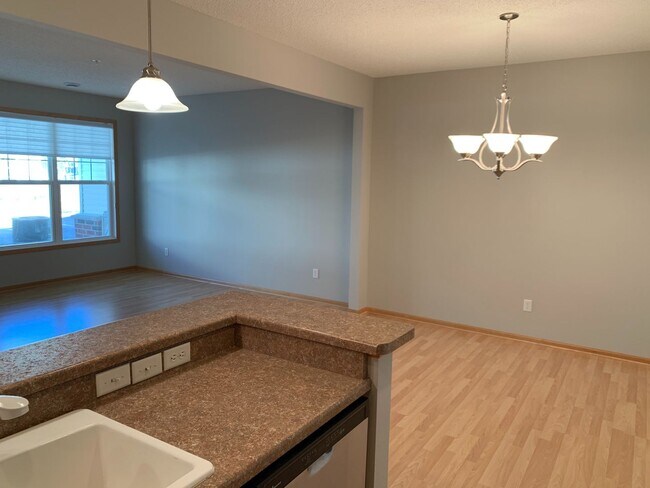 Foto del edificio - 2 Bed & 2.5 Bath with loft beautiful townh...