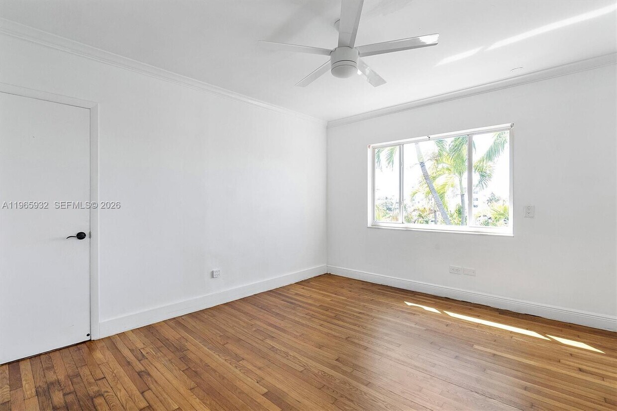 Foto del edificio - 8200 Byron Ave