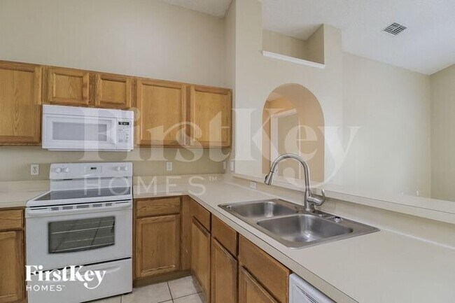 Building Photo - 2207 Pebblewood Dr