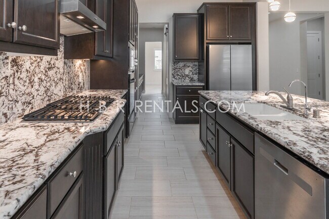 Building Photo - Spacious Elegance: 4-Bedroom with 3.5 Baths on Ottawa Ave, Manteca!