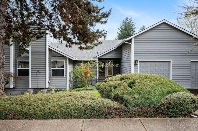 Foto del edificio - MOVE IN SPECIAL, 2 WEEKS FREE!!! Must move in by 06/15, Charming Beaverton Home w/Fireplace, Deck...
