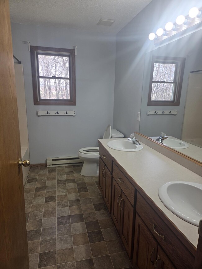 Baño principal con ducha/bañera - 1274 Circle Pine Dr