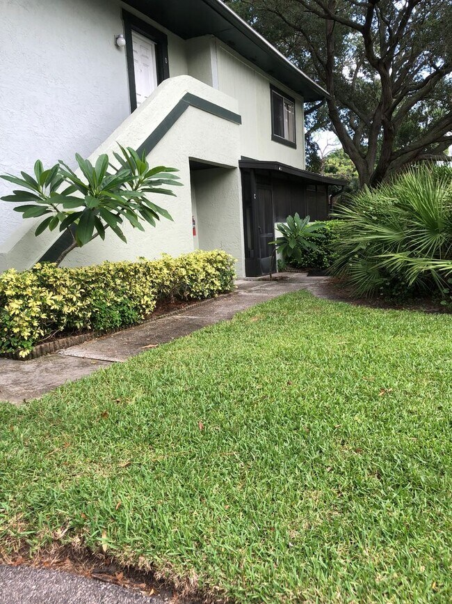 Foto del edificio - EASTWOOD SHORES TOWNHOUSE