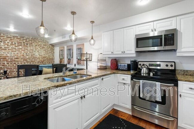 Building Photo - 377 King St