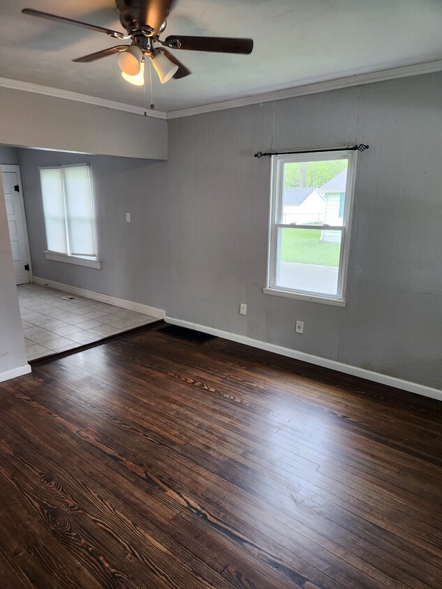living room pic 2 - 1239 Franklin St