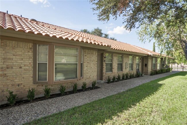 Building Photo - 900 E Dallas Ave