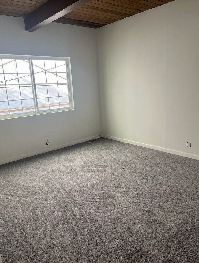 Building Photo - 645 Manor Dr