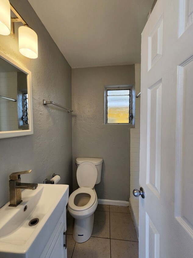 Building Photo - Studio Apartment ** UNDER NEW MANAGEMENT **