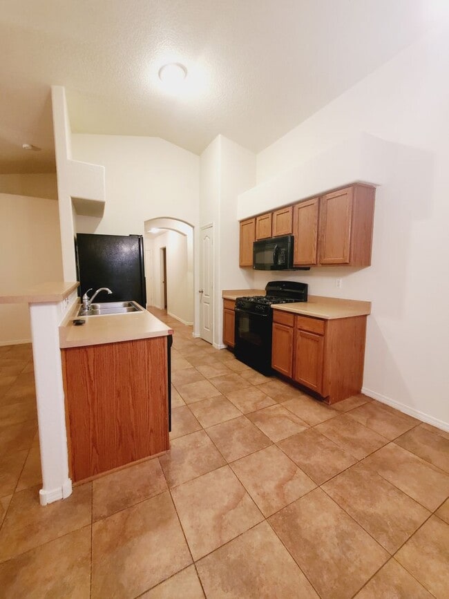 Building Photo - 3 bed 2 bath home in Huning Ranch!