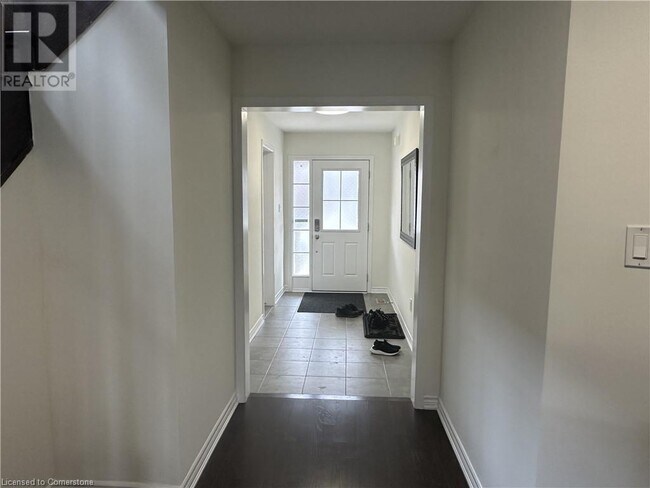 Building Photo - 304 Shady Glen Cres