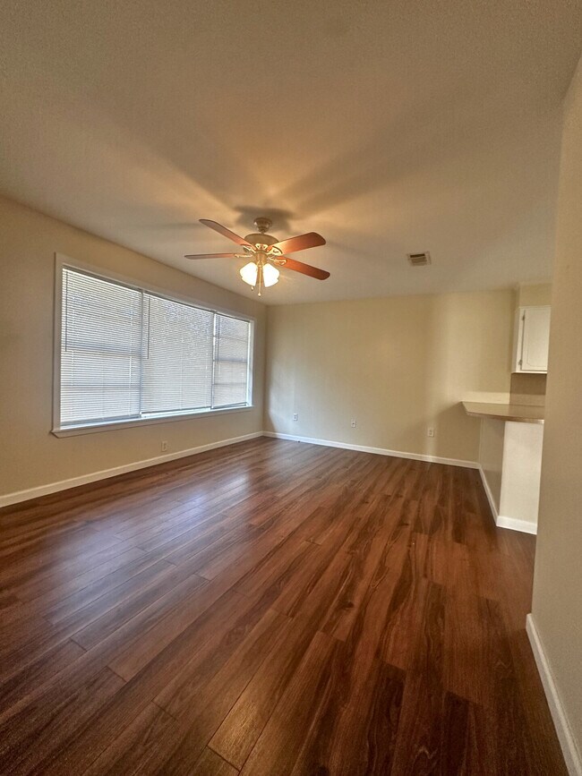 Foto del edificio - 30121 Julia St