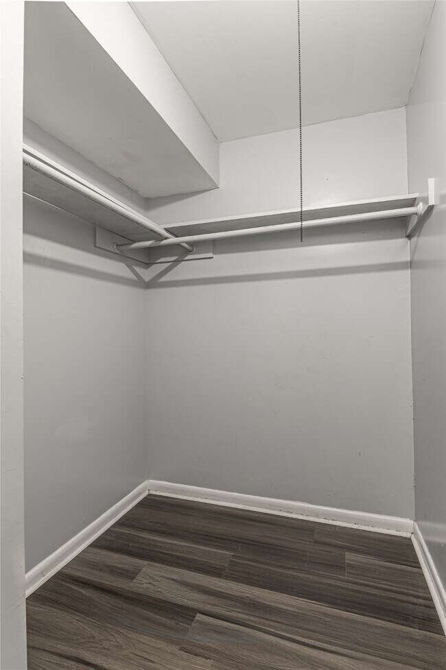 Building Photo - 818 University Ave