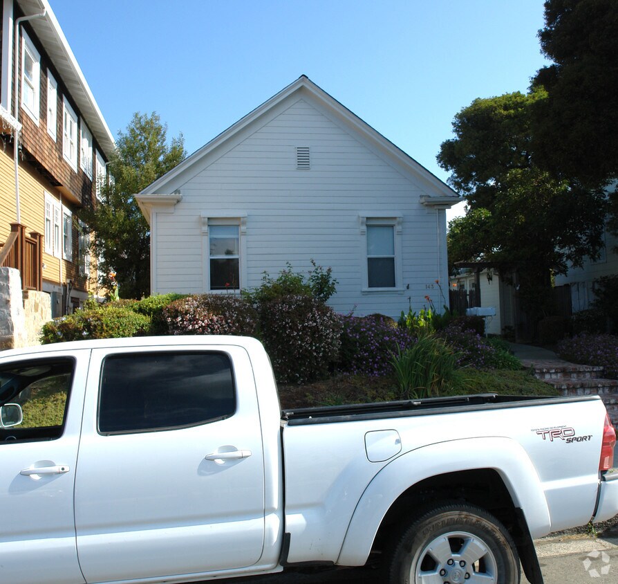 Building Photo - 143 W E St