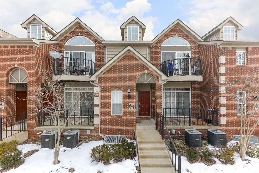 Primary Photo - 241 W Oakbrook Dr
