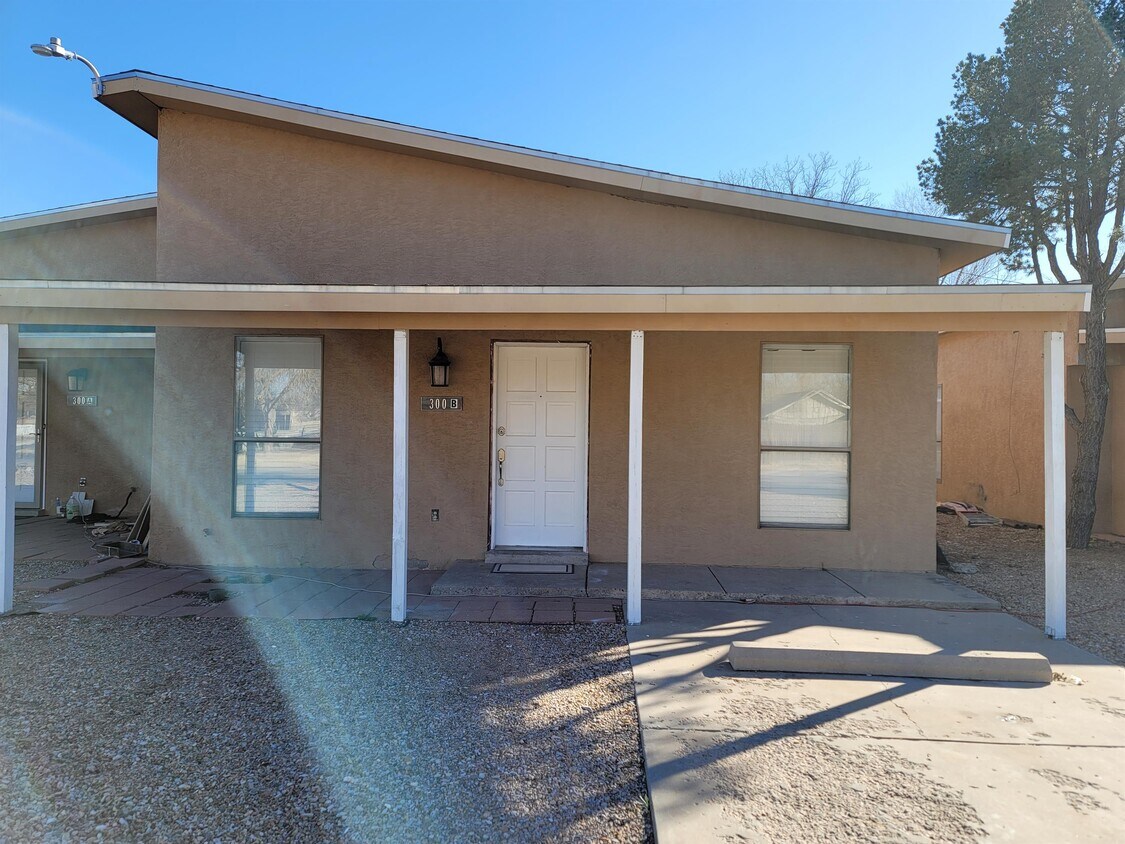 Primary Photo - 300 W 9th St