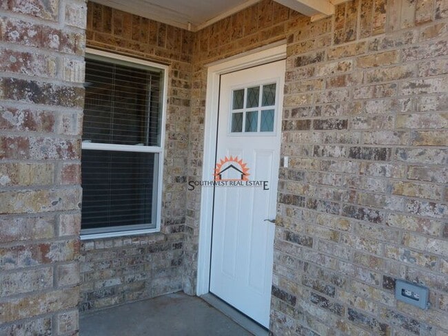 Building Photo - Spacious 2 bedroom 2 bath Duplex.