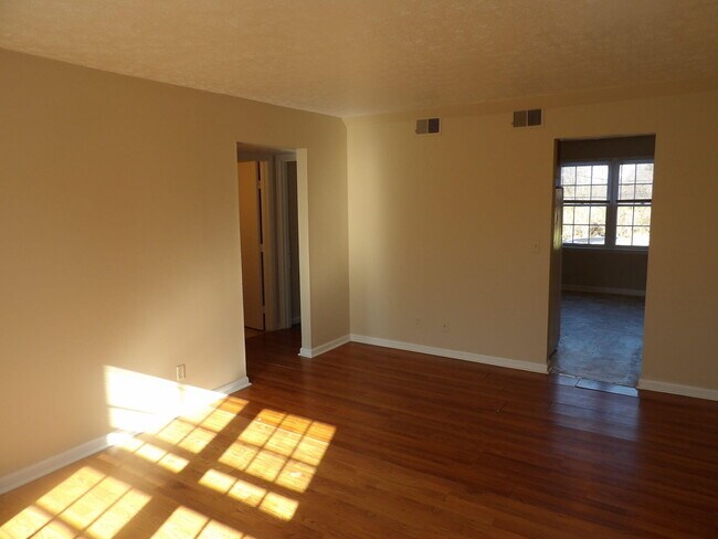 Building Photo - 102 Woodhill Ln