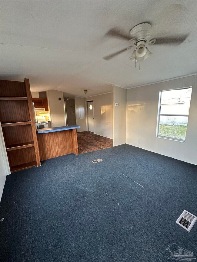Foto del edificio - 5675 Saufley Field Rd