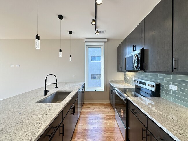 Foto del edificio - 2100 W 18th Pl