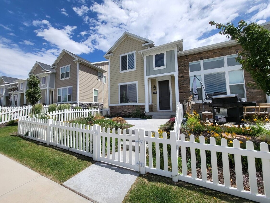 Pet Friendly Gorgeous Row End Townhome w 2... - Pet Friendly Gorgeous Row End Townhome w 2...