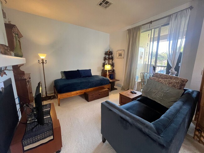 Foto del edificio - Stylish Second-Floor Condo in Sabre Springs – San Diego