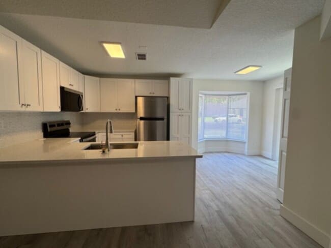 Foto del edificio - Totally Updated 2 Bedroom w/ Fireplace &amp; Patio-Water &amp; Lawn Care Included!
