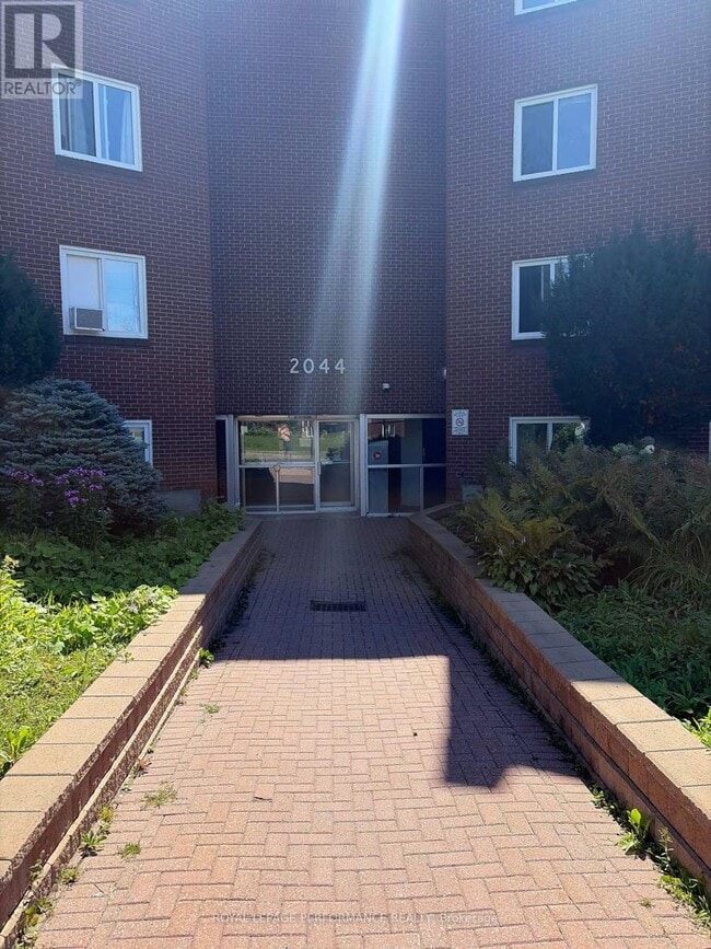 Building Photo - 2044 Arrowsmith Dr