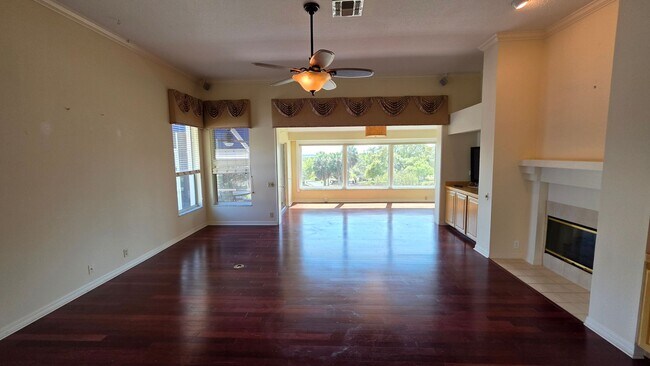 Foto del edificio - Golf Course Living in a Gated Harbor Hills Country Club – Lady Lake, FL