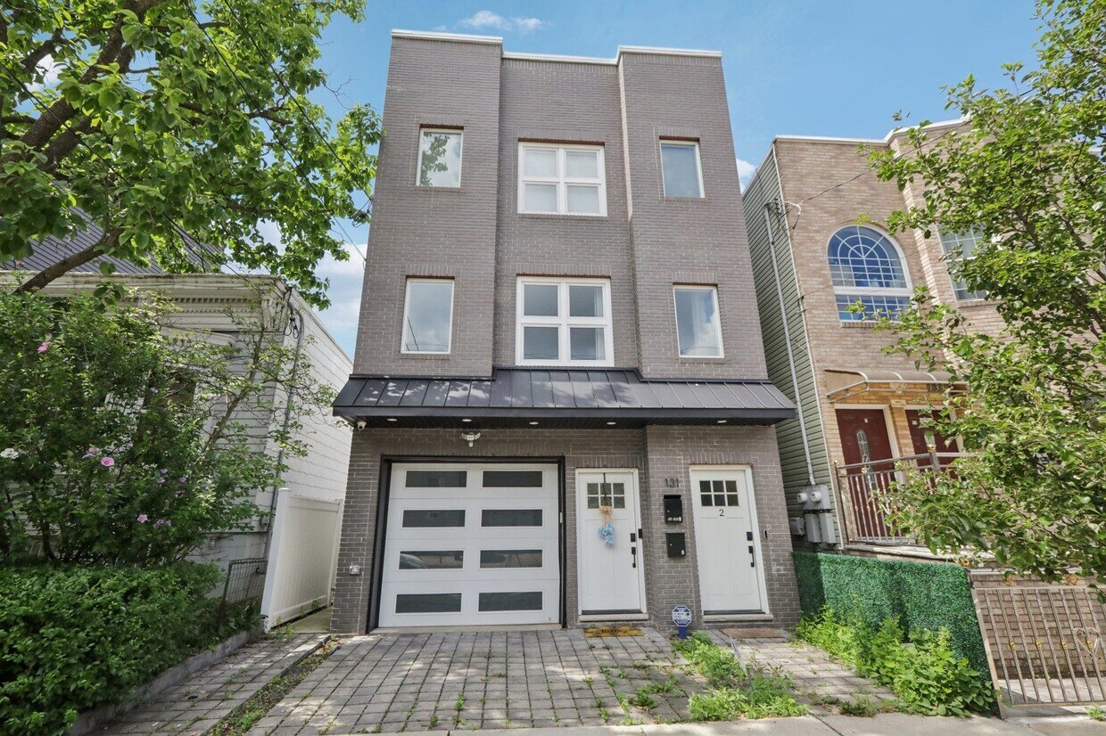 Foto principal - 131 Zabriskie St