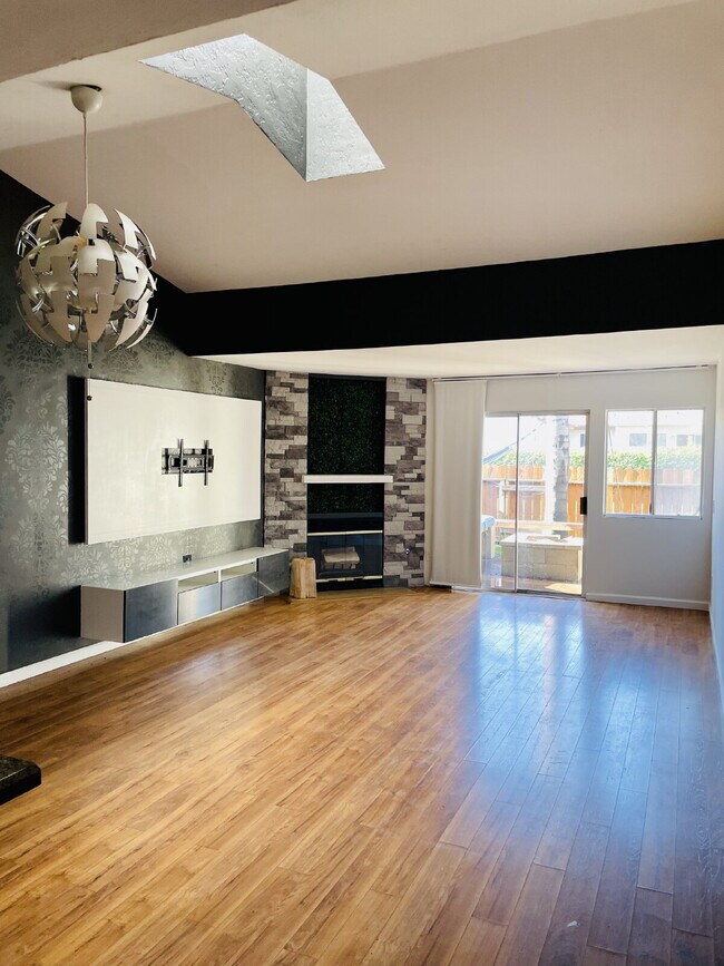Foto del edificio - $3,000 - 2 Bed / 2 Bath Condo in Oceanside