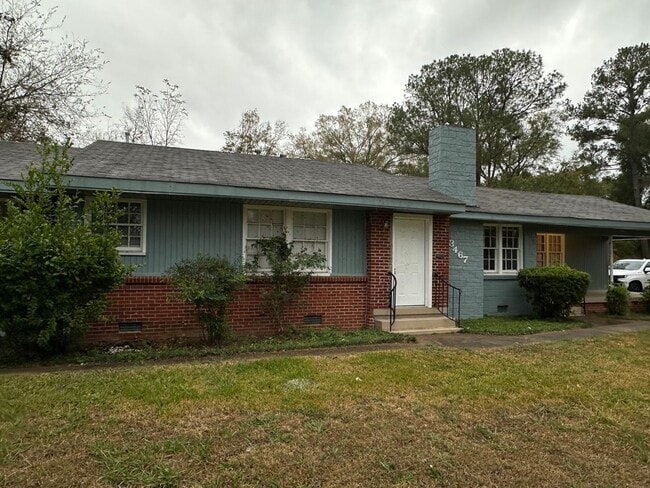 Building Photo - Spacious home