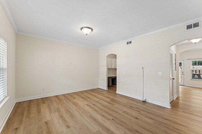 Foto del edificio - 553 Rosedale Ave