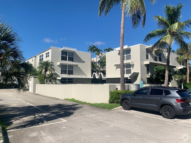 Building Photo - The Oaks Apartments