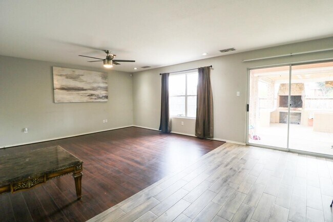 Building Photo - 915 Palafox Dr