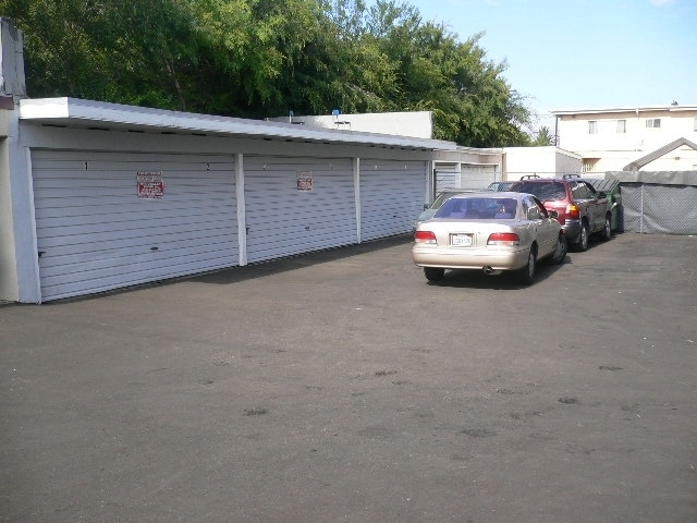 Garages - 12801 Vanowen St