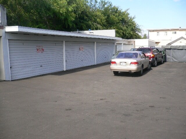 Garajes - 12801 Vanowen St