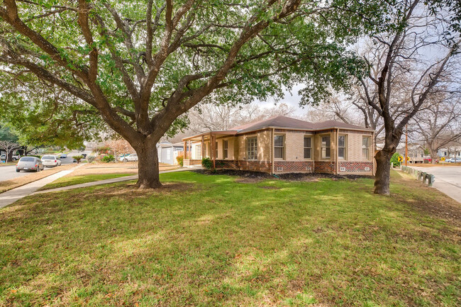 Building Photo - Lovely 4 BR / 3 Bath in Historic Monticell...