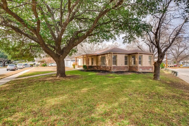 Building Photo - Lovely 4 BR / 3 Bath in Historic Monticello District (San Antonio, TX)