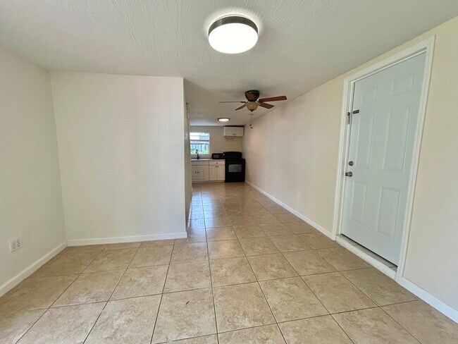 Sala de estar - 4221 SW 36th St