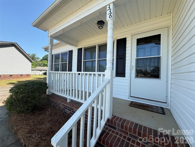 Foto del edificio - 336 Valley Glen Ct NW