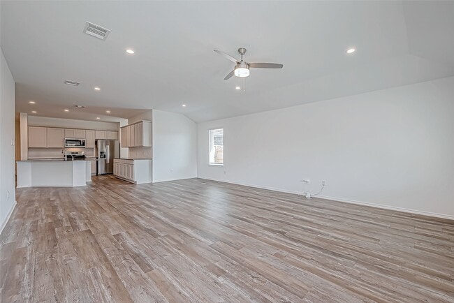 Building Photo - 532 Comal Trl