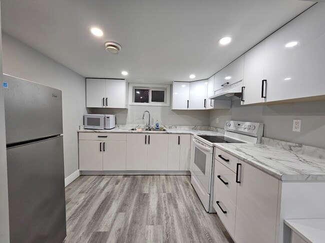 Building Photo - 45723 Lewis Ave