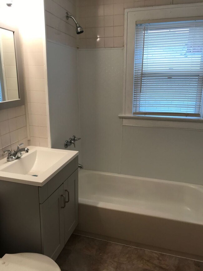 Building Photo - Newly Rehabbed 3 Bedroom