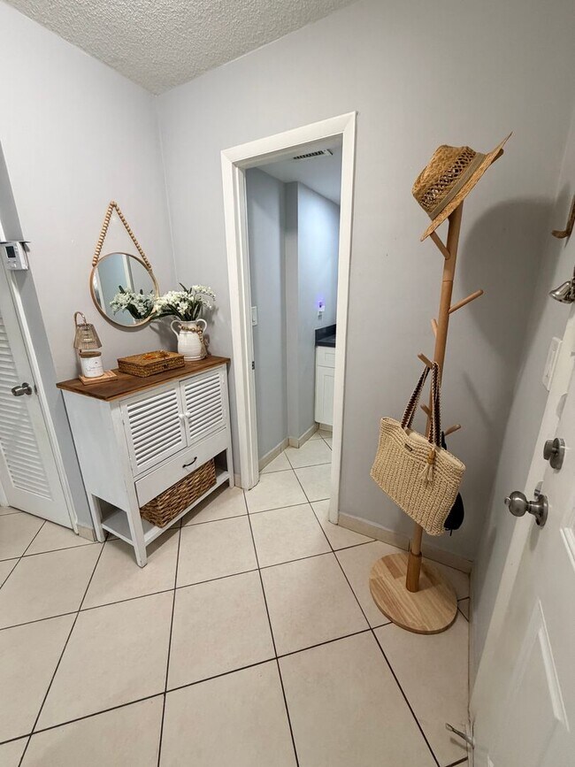Building Photo - Location Location! Section 8 Welcome! Annual Rental Available